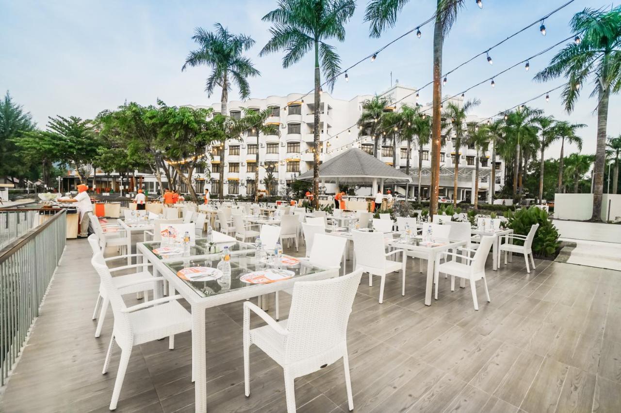 Harris Resort Batam Waterfront Sekupang Exterior foto