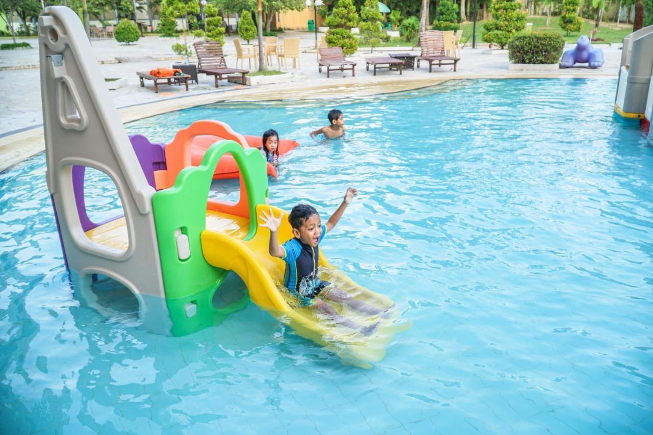 Harris Resort Batam Waterfront Sekupang Exterior foto