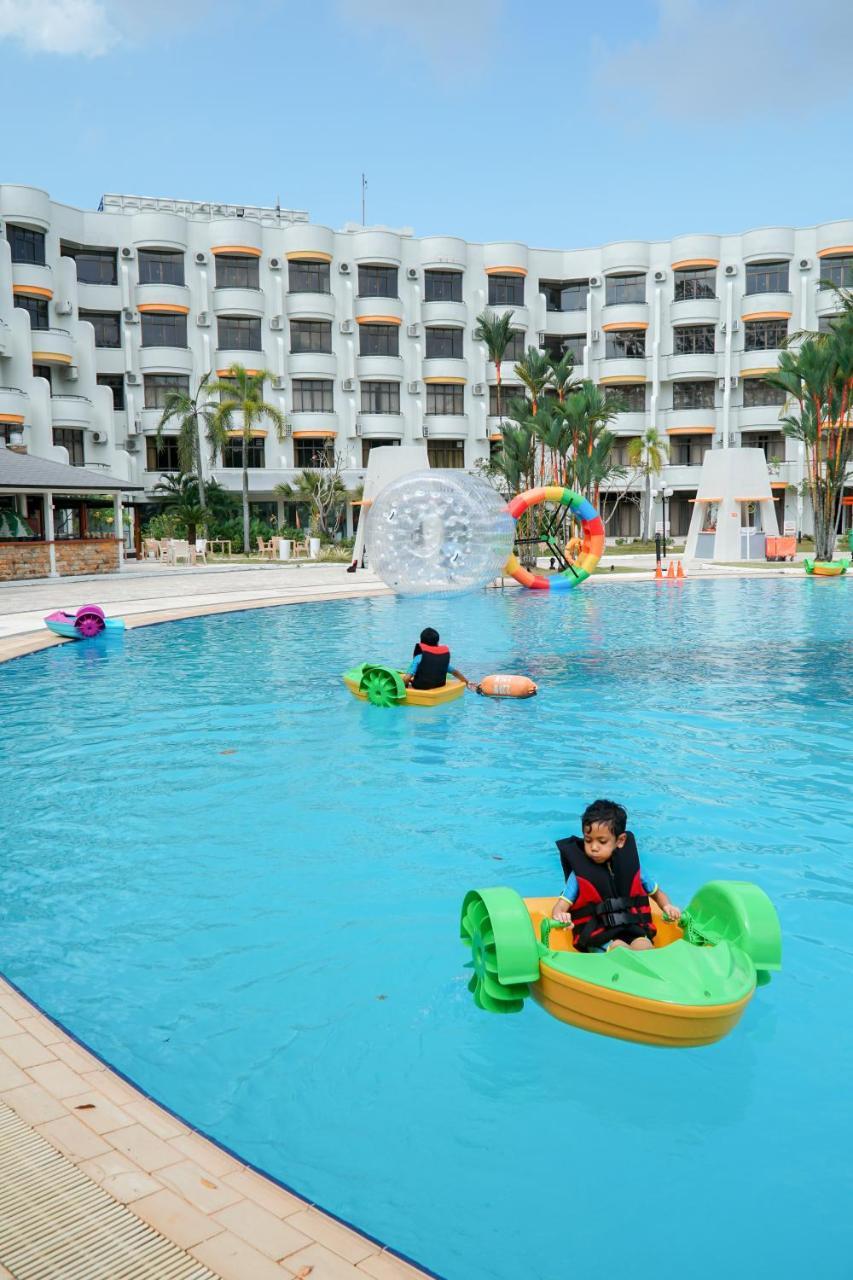 Harris Resort Batam Waterfront Sekupang Exterior foto
