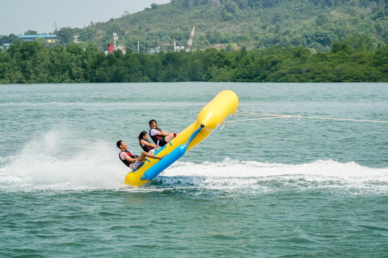Harris Resort Batam Waterfront Sekupang Exterior foto